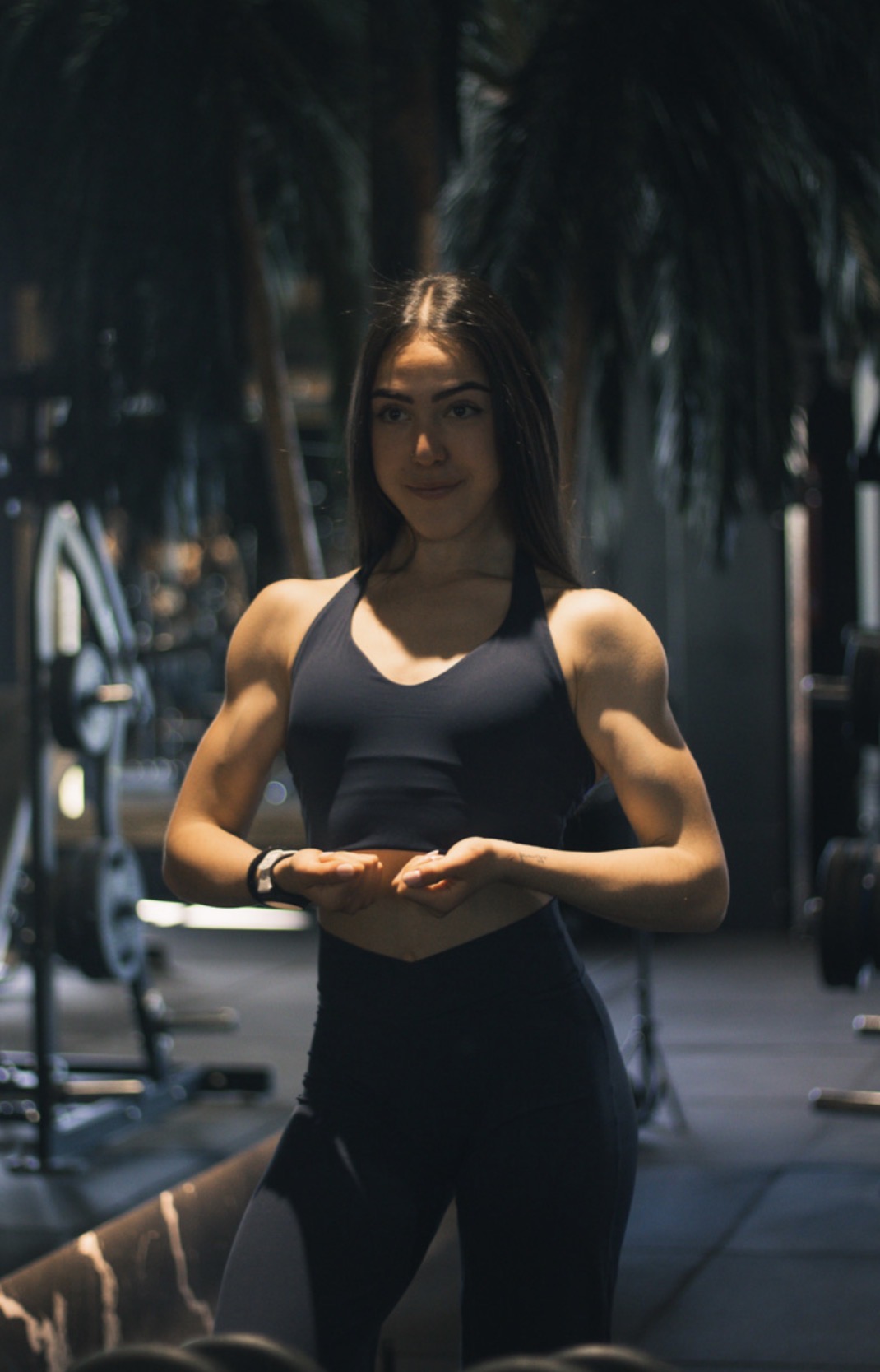 Deva entrenando en el gimnasio